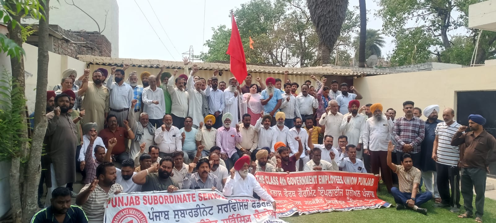 Class Four Government Employees Union Punjab (1680) Fourth class employees hoisted the flag in memory of the martyrs of Chicago.
